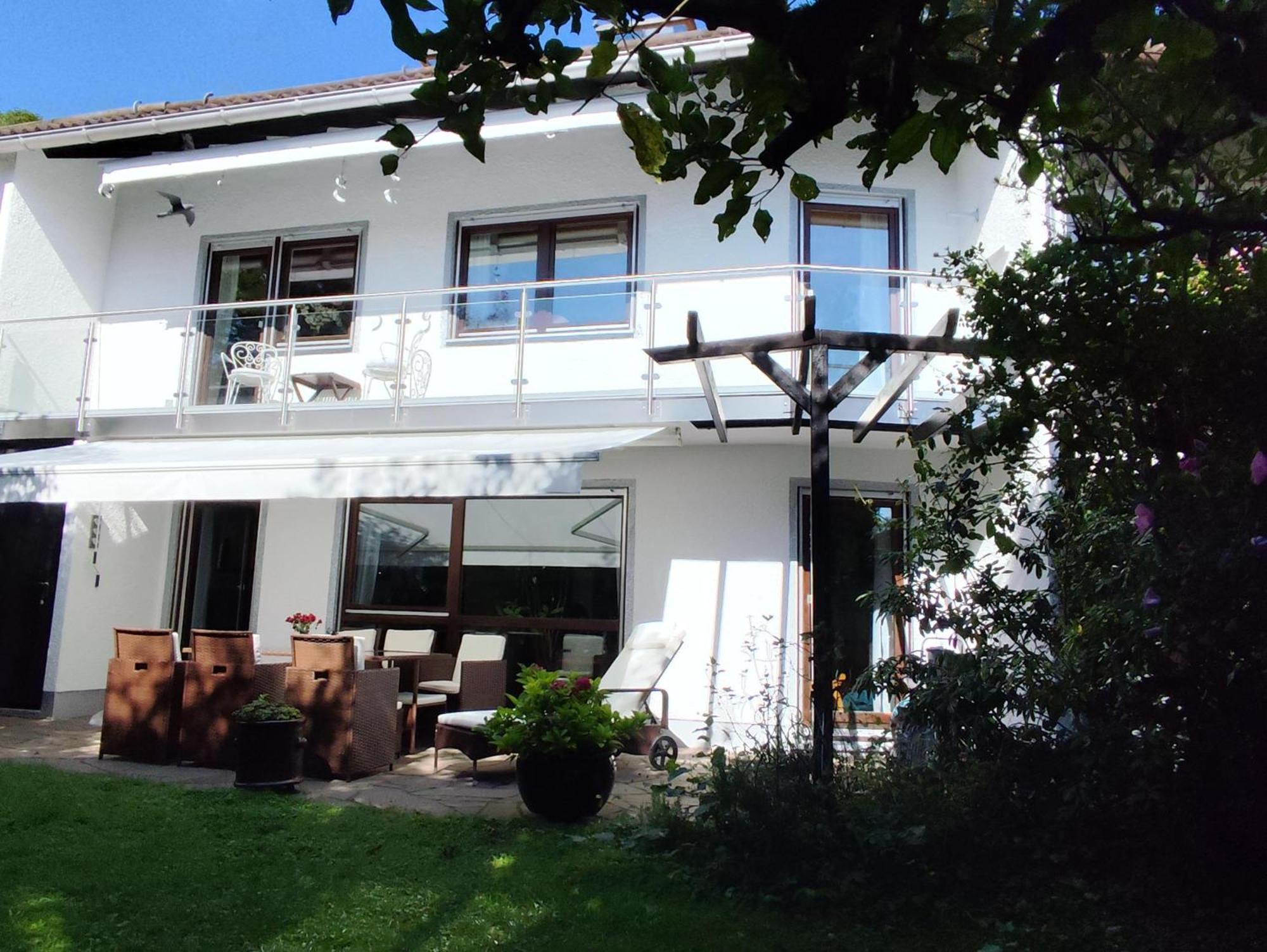 Elegant-Terraced-House-With-Bikes-Near-The-Lake-Children-At-Least-6-A-Old Starnberg Exterior photo